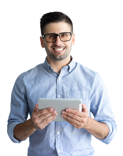 Profissional jovem, sorridente, usando óculos e camisa social azul clara, ele está segurando um tablet com as duas mãos e olhando para frente