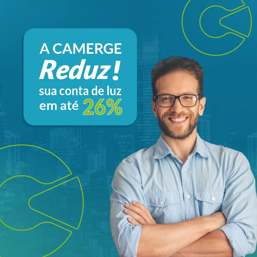 Homem sorridente de óculos e camisa azul clara com braços cruzados, ao lado de um banner que diz "A CAMERGE Reduz! sua conta de luz em até 26%"