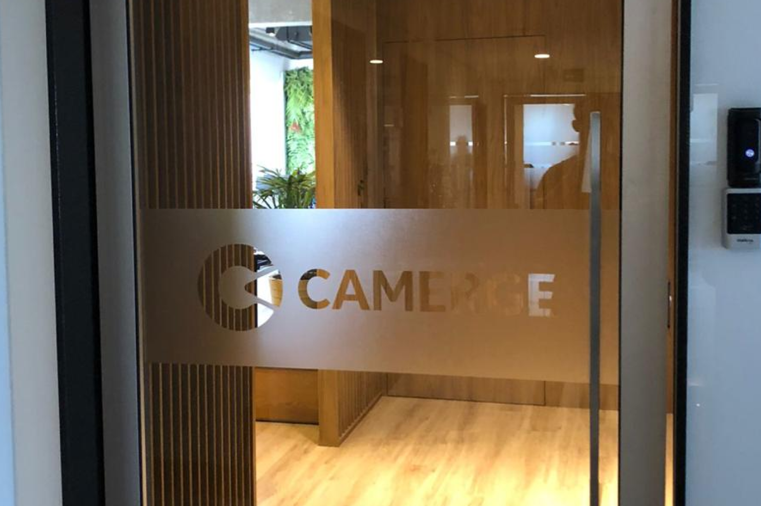 Porta de entrada para o escritório da Camerge com a logo ao centro